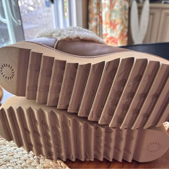UGG Tan Shearling Winter Boots - Picture 6 of 8